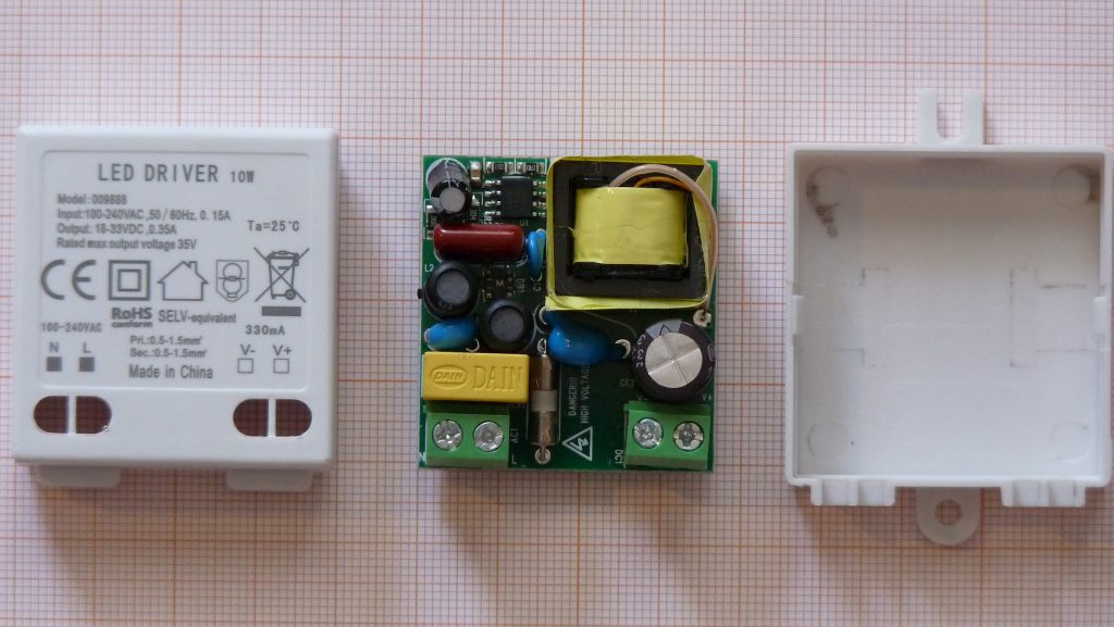 Geöffneter 10-Watt-LED-Treiber mit sichtbarer Leiterplatte und Anschlussleitungen.