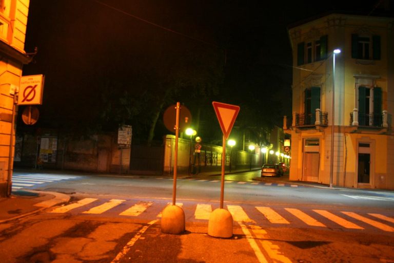 Straßenkreuzung bei Nacht mit LED-, Natriumdampf- und Quecksilberleuchten