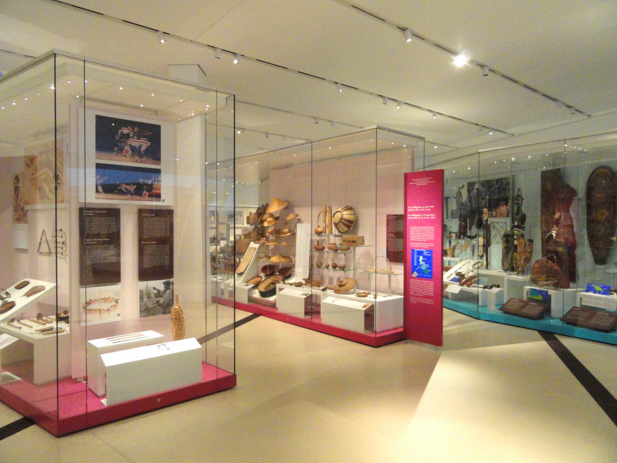 Museumsgalerie mit einzeln inszenierten Exponaten und zurückhaltender Raumbeleuchtung.