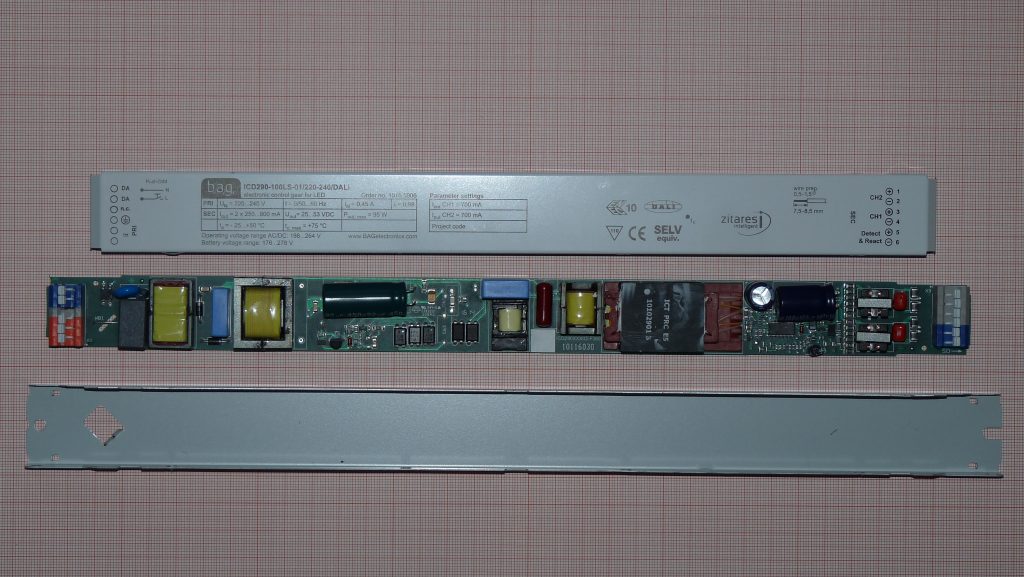 Geöffneter DALI-LED-Treiber mit sichtbarer Elektronik und Anschlussklemmen.