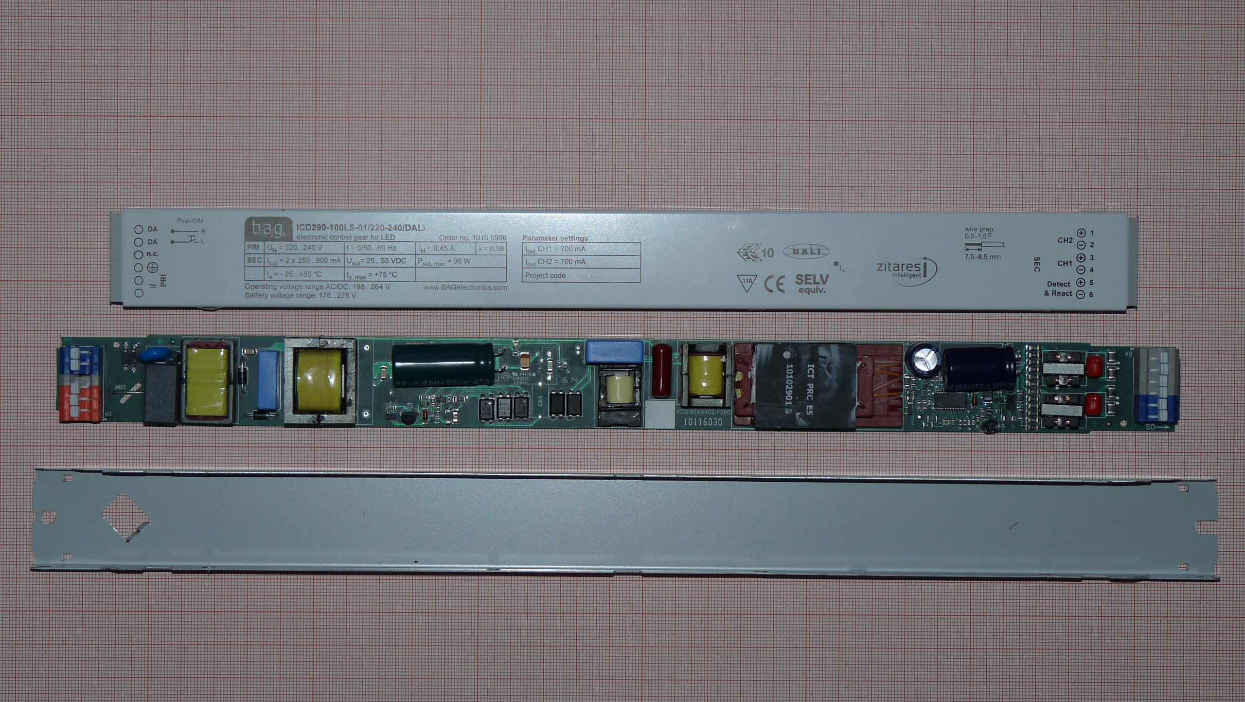 Geöffneter DALI-LED-Treiber mit sichtbarer Elektronik und Anschlussklemmen.