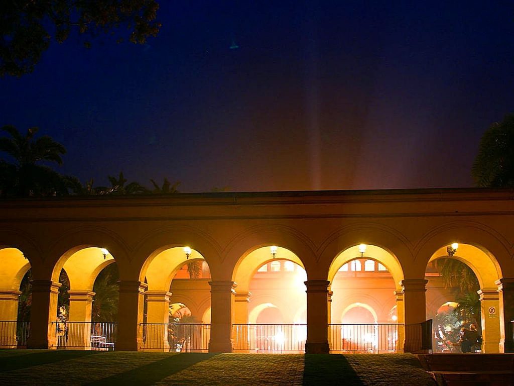 Nachts beleuchtete Arkaden und Parkleuchten im Balboa Park in San Diego
