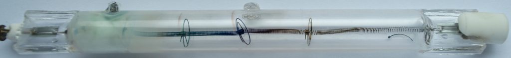 Defekte Halogenlampe mit verfärbtem Glaskörper und beschädigtem Glühfaden