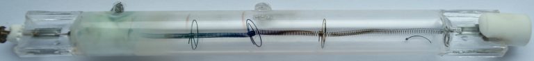 Defekte Halogenlampe mit verfärbtem Glaskörper und beschädigtem Glühfaden