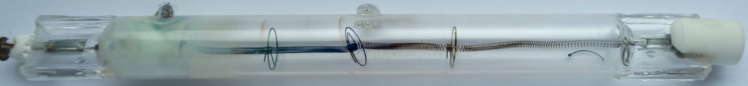 Defekte Halogenlampe mit verfärbtem Glaskörper und beschädigtem Glühfaden