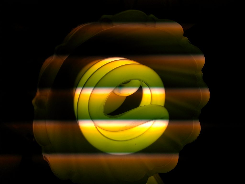 Eingeschaltete Kompaktleuchtstofflampe mit dunklen Streifen durch Flimmern und Rolling-Shutter-Effekt.