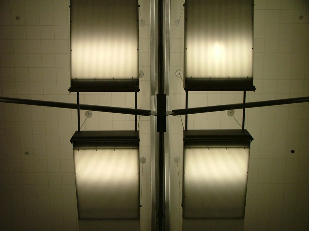 Reihe gleichmäßig verteilter Deckenleuchten im Terminal des Flughafens Minneapolis-Saint Paul.