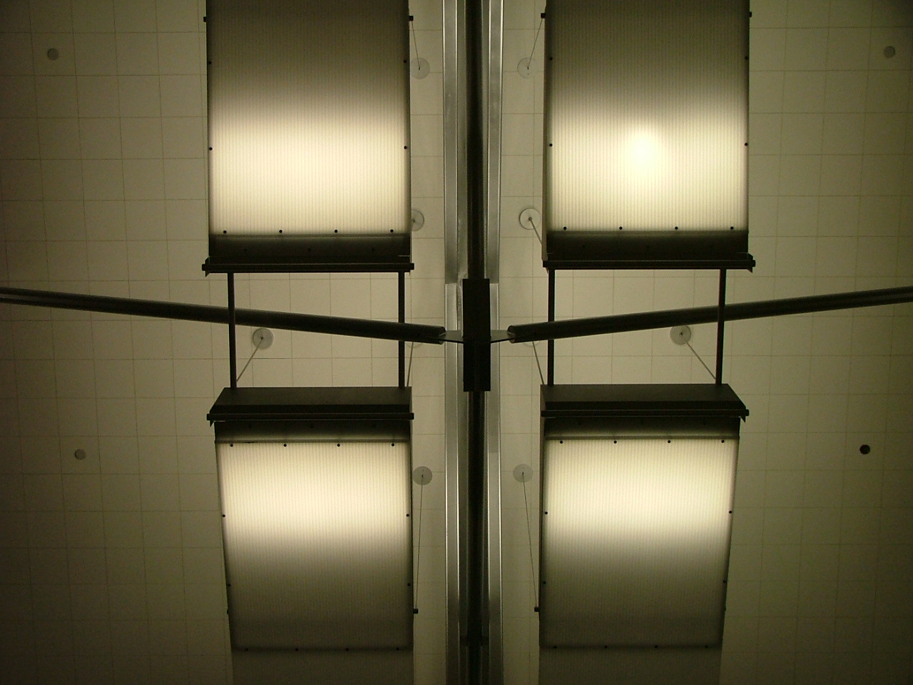 Reihe gleichmäßig verteilter Deckenleuchten im Terminal des Flughafens Minneapolis-Saint Paul.