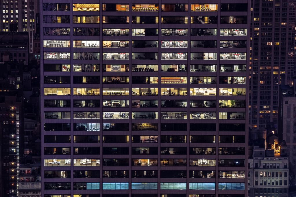 Viele beleuchtete Fenster eines Bürogebäudes in Manhattan am Abend