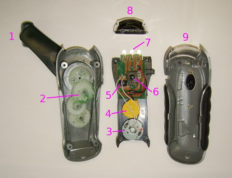 Zerlegte Handkurbel-Notfallleuchte mit sichtbarem Akku, Generator und LED-Einheit.