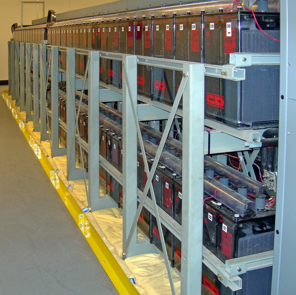 Große Batteriebank in einem Rechenzentrum zur Überbrückung der Notstromversorgung.