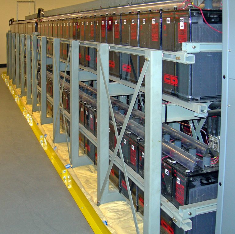 Große Batteriebank in einem Rechenzentrum zur Überbrückung der Notstromversorgung.