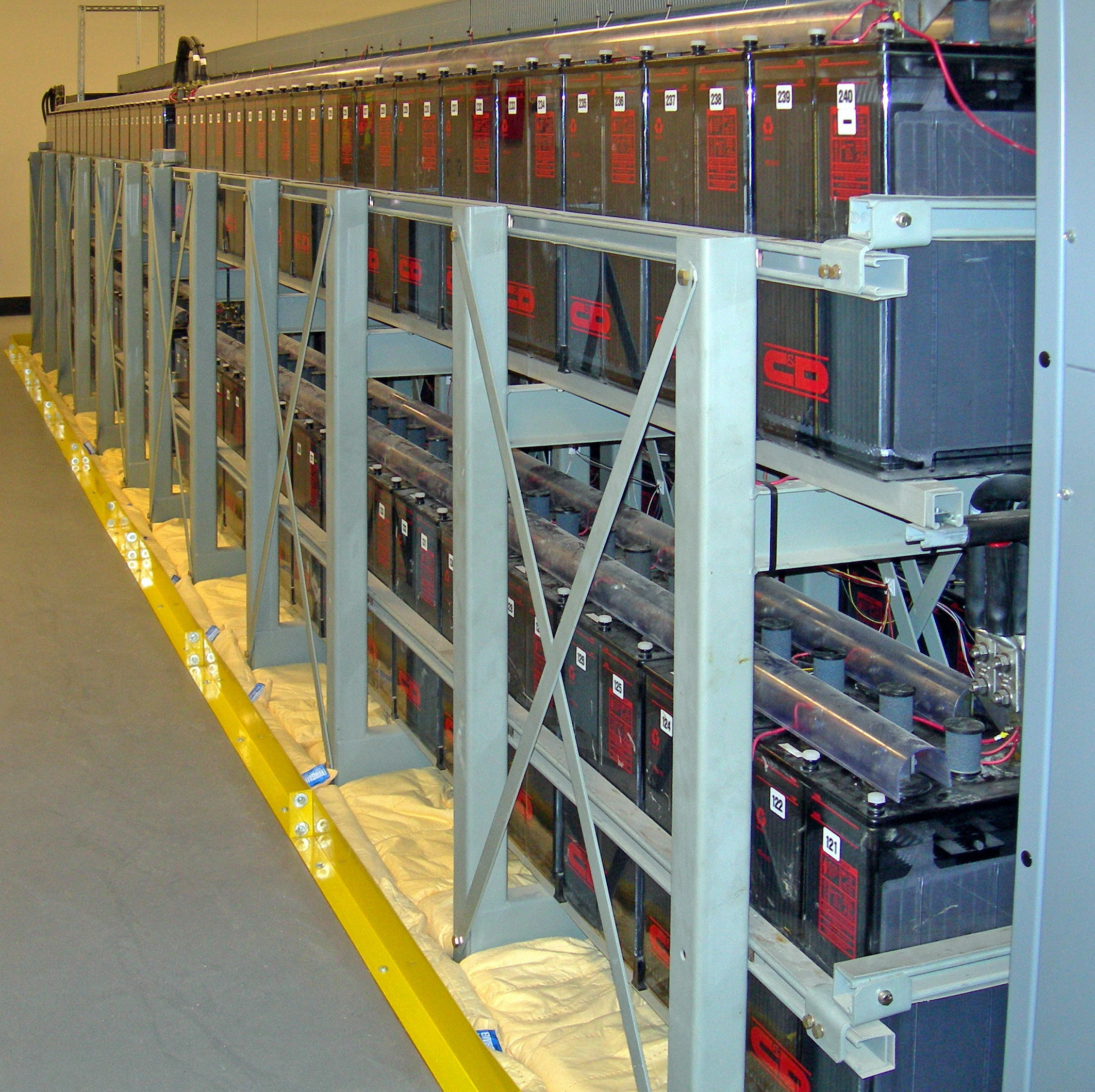 Große Batteriebank in einem Rechenzentrum zur Überbrückung der Notstromversorgung.