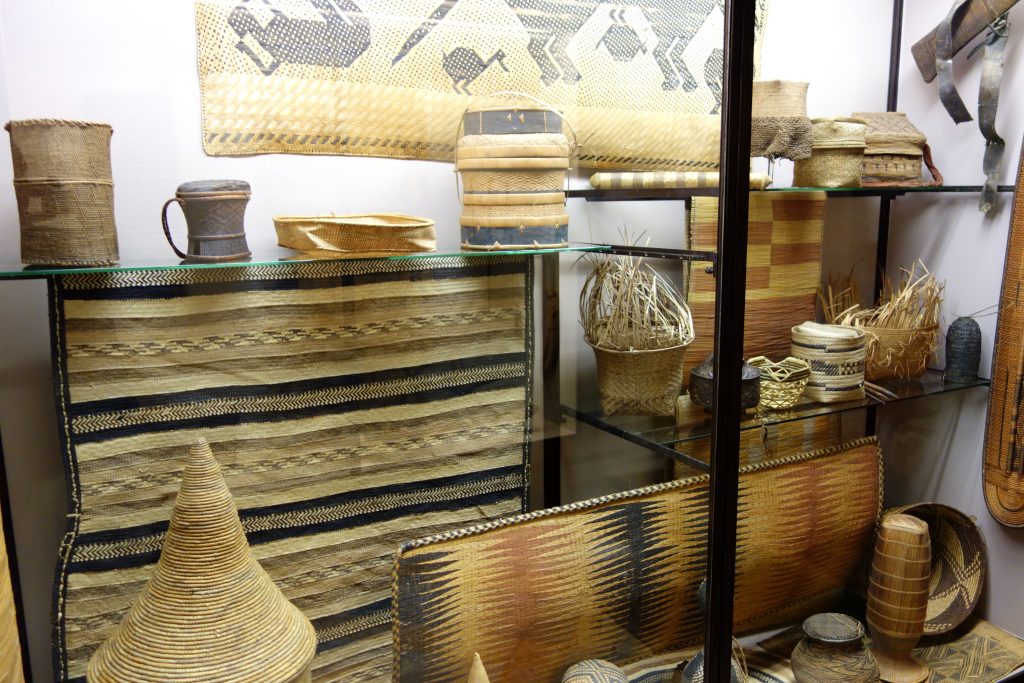 Große Glasvitrine mit mehreren Ausstellungsobjekten und integrierter Beleuchtung.