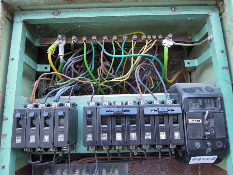 Geöffneter elektrischer Verteiler mit Leitungsschutzschaltern und verdrahteten Stromkreisen.