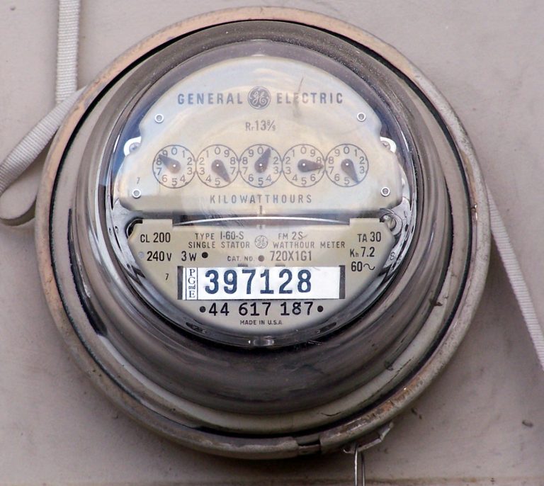 Runder analoger Elektrizitätszähler mit sichtbarem Zählwerk