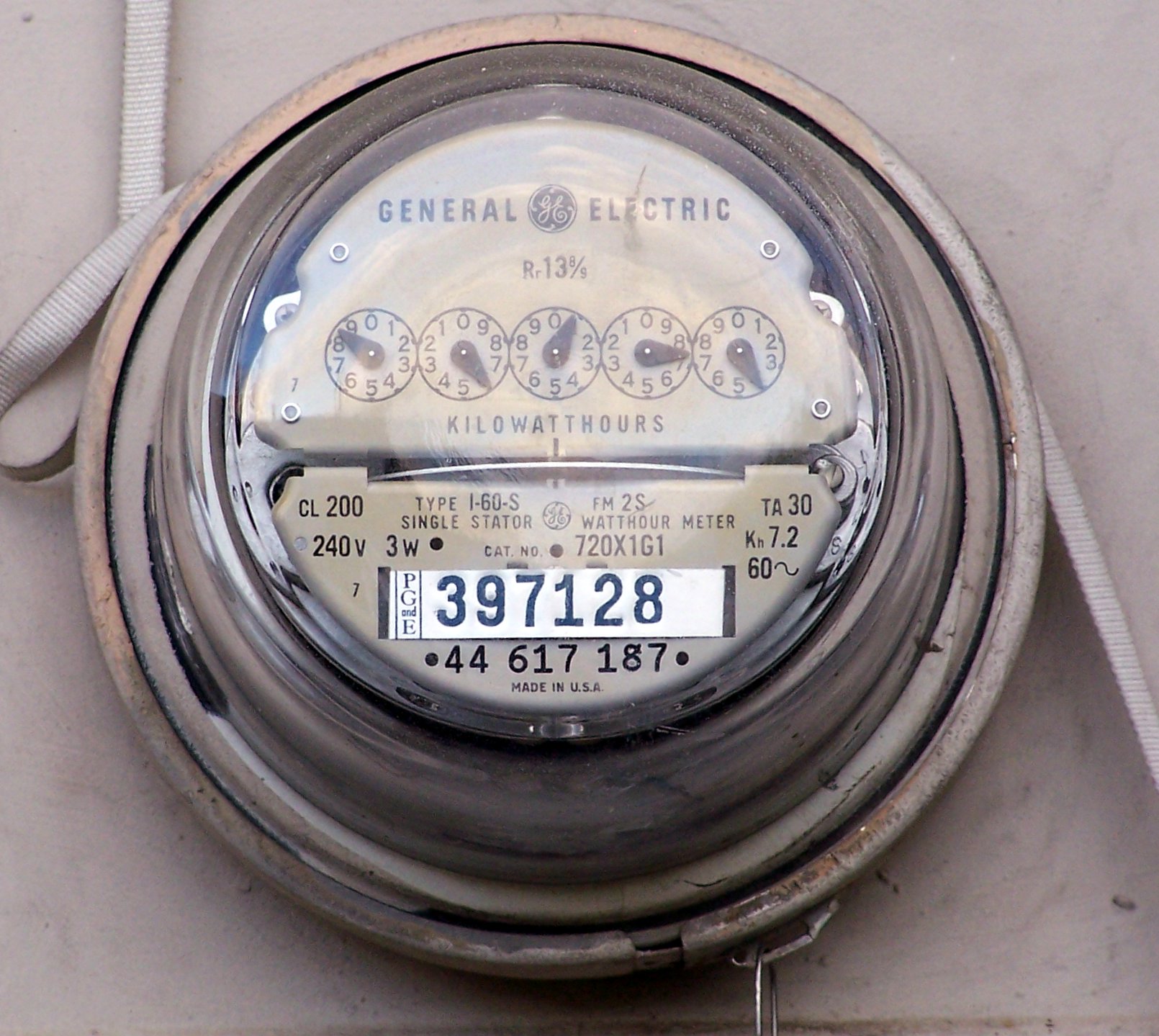 Runder analoger Elektrizitätszähler mit sichtbarem Zählwerk