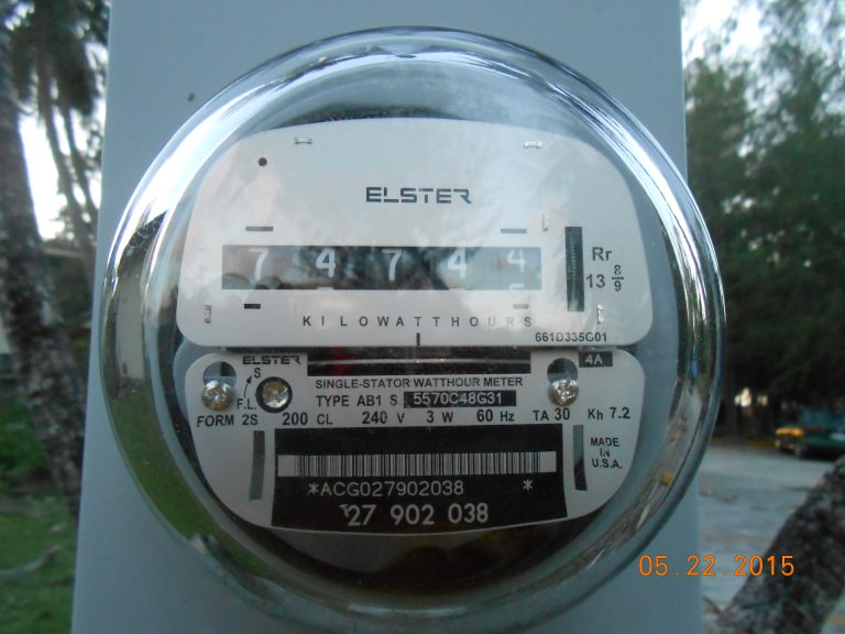 Elektronischer Stromzähler mit digitaler Verbrauchsanzeige und Anschlussleitungen