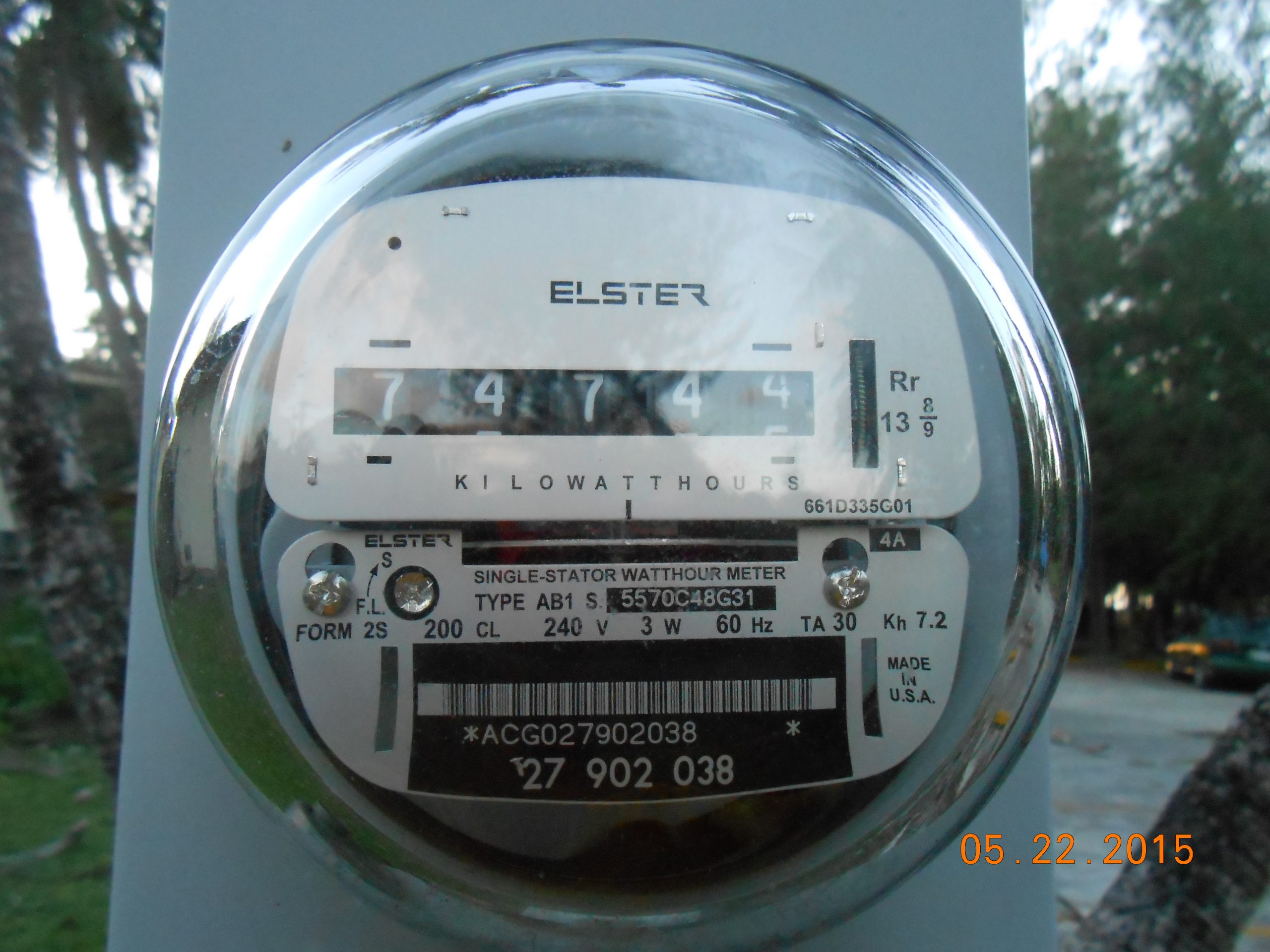 Elektronischer Stromzähler mit digitaler Verbrauchsanzeige und Anschlussleitungen