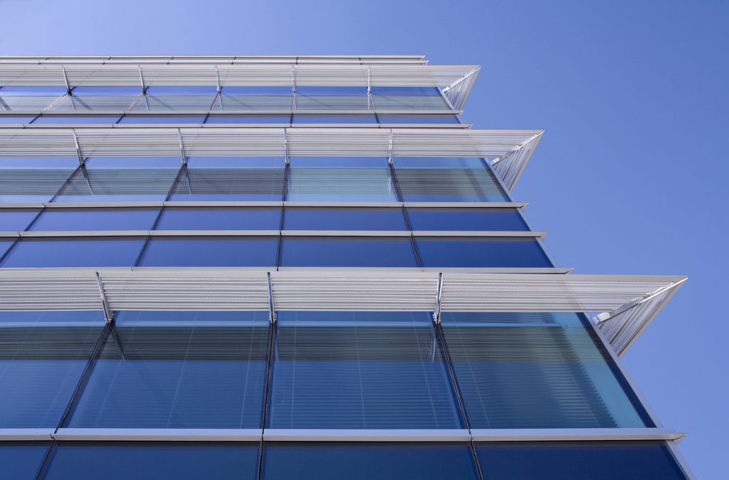 Modernes Bürogebäude mit Lichtlenkung, Tageslicht- und Belegungssensorik