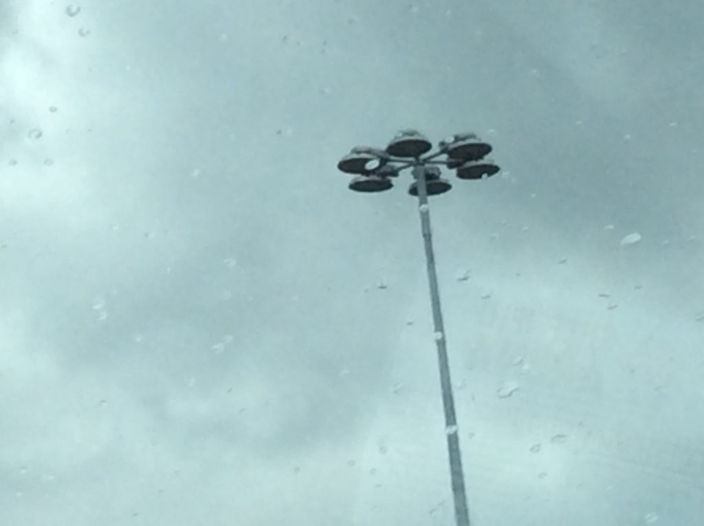 Hoher Mast mit mehreren Flutlichtleuchten vor dem Gelände einer Arena in Sheffield.