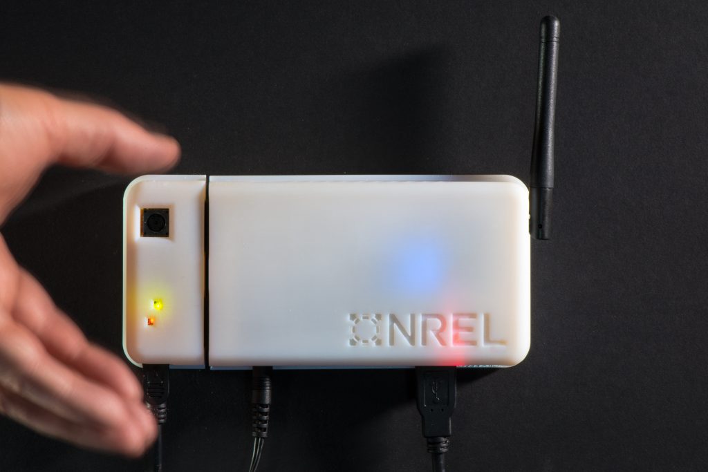 Geöffneter Belegungssensor mit Kamera- und Elektronikmodul auf einem Arbeitstisch