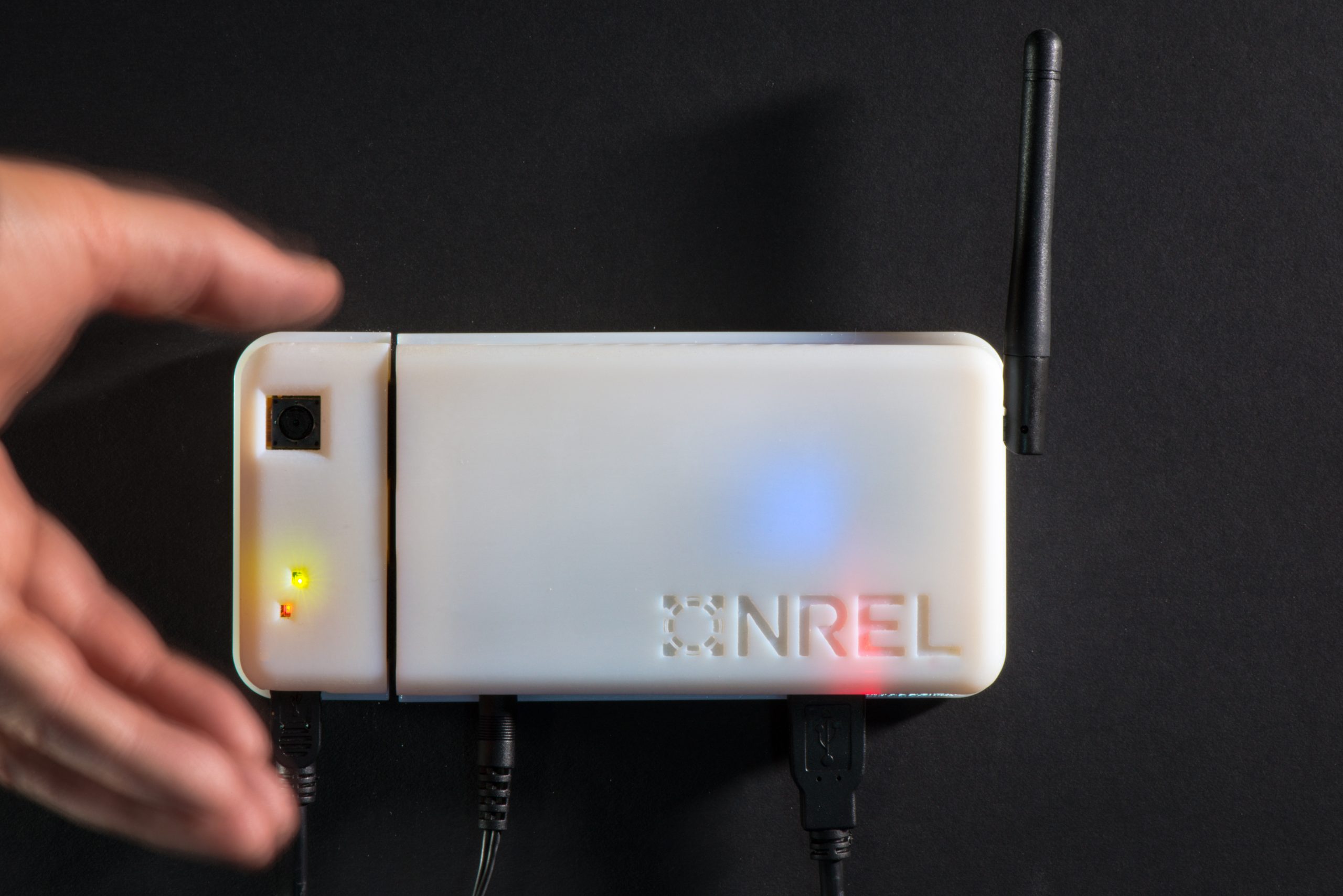 Geöffneter Belegungssensor mit Kamera- und Elektronikmodul auf einem Arbeitstisch