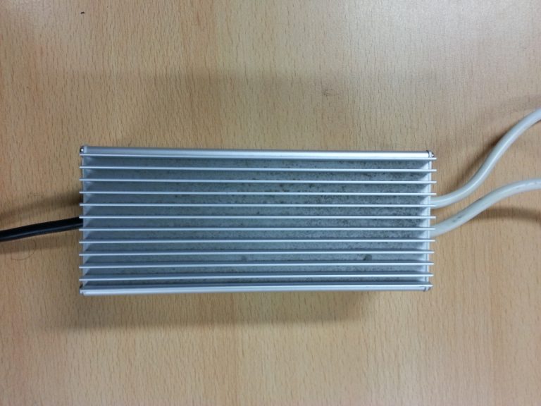 Fotografierter LED-Treiber mit sichtbarer Elektronik und Anschlussklemmen.