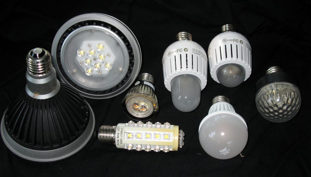 Mehrere LED-Lampen unterschiedlicher Bauformen nebeneinander aufgestellt