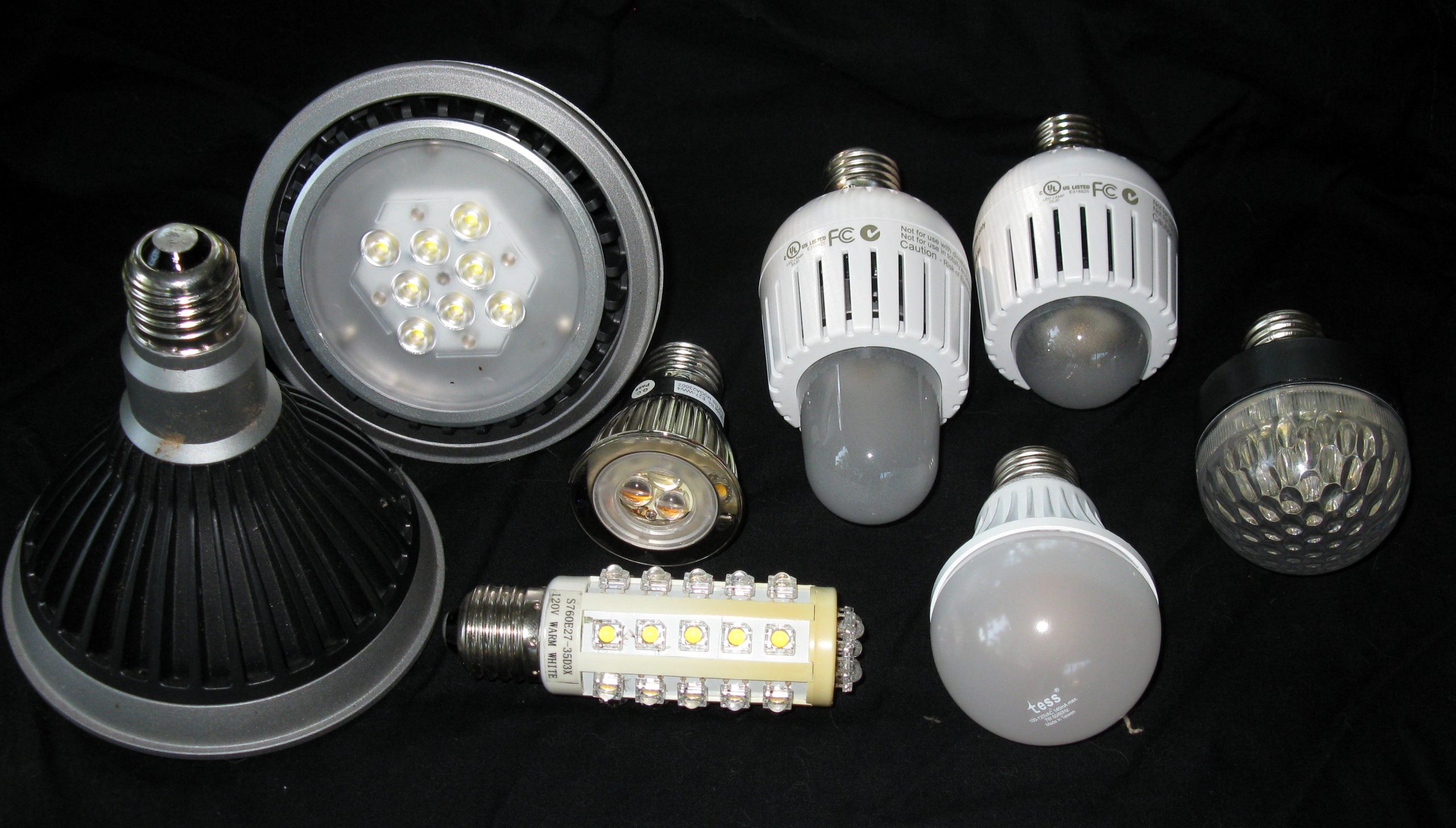 Mehrere LED-Lampen unterschiedlicher Bauformen nebeneinander aufgestellt