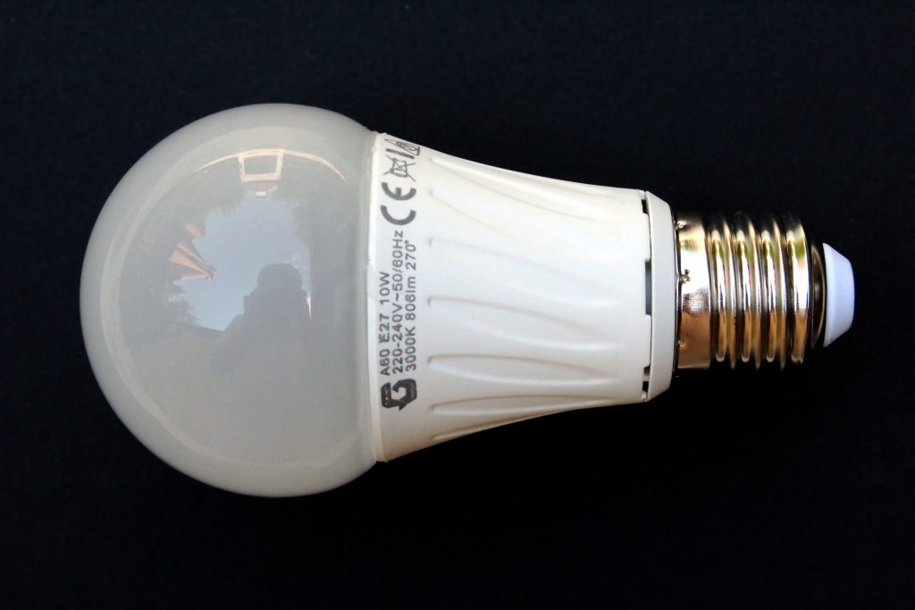 LED-Lampe mit E27-Sockel, deren technische Daten 10 Watt und 806 Lumen umfassen