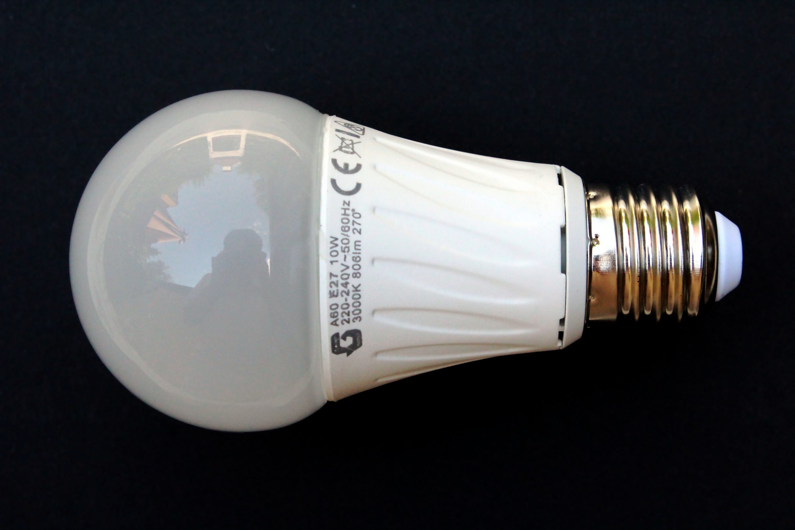 LED-Lampe mit E27-Sockel, deren technische Daten 10 Watt und 806 Lumen umfassen