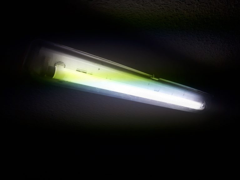 Längliche Fluoreszenzleuchte mit transparenter Abdeckung an einer Raumdecke