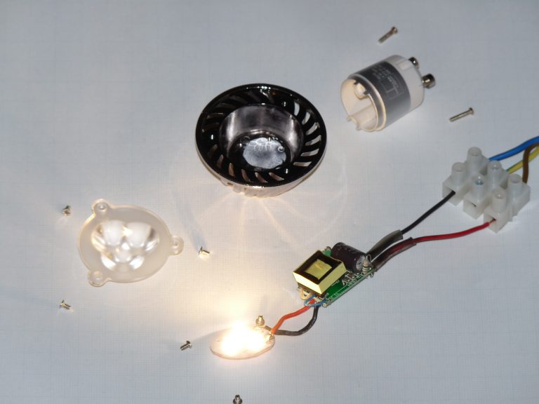 Fotografierte LED-Lampe als einzelnes Ersatzteil für eine Beleuchtungsanlage.