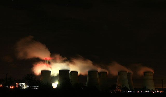 Beleuchtetes Kohlekraftwerk Ratcliffe-on-Soar mit Kühltürmen bei Nacht
